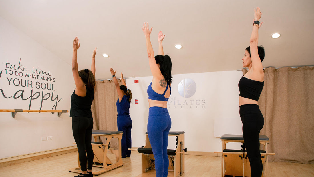 Alumnas de The Pilates Studio Panamá en un momento de relajación y respiración consciente, ilustrando cómo el Pilates ayuda a regular el sistema nervioso y la salud emocional