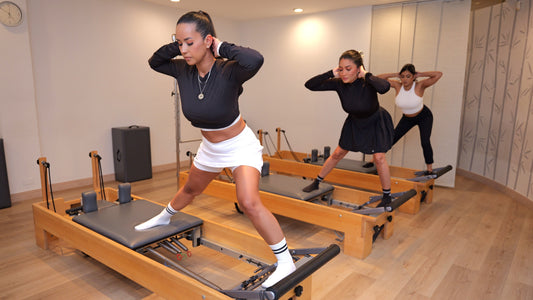 Sesión de Pilates durante el dolor menstrual en The Pilates Studio Panamá, enfocada en movilidad pélvica y bienestar femenino
