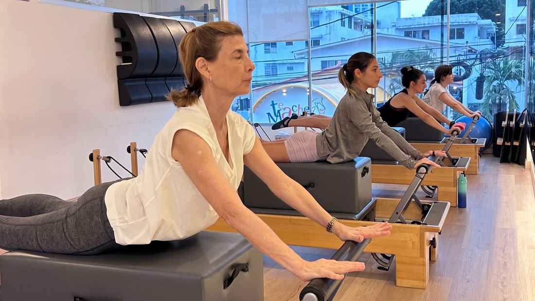 Sesión para el desarrollo de la salud cognitiva y la memoria en The Pilates Studio con instructoras licenciadas en fisioterapia.