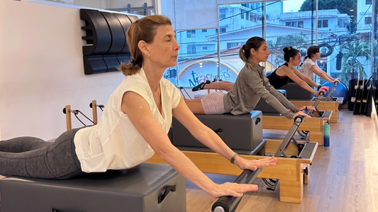 Sesión para el desarrollo de la salud cognitiva y la memoria en The Pilates Studio con instructoras licenciadas en fisioterapia.