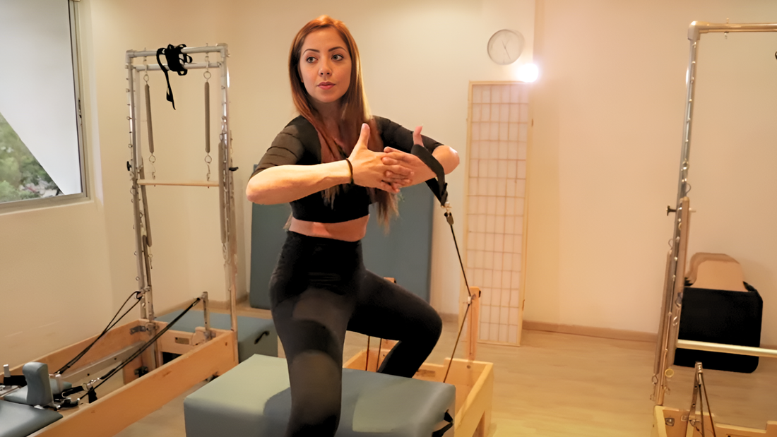 Sesión de Pilates para mujeres enfocada en la salud hormonal y el bienestar durante el ciclo menstrual.