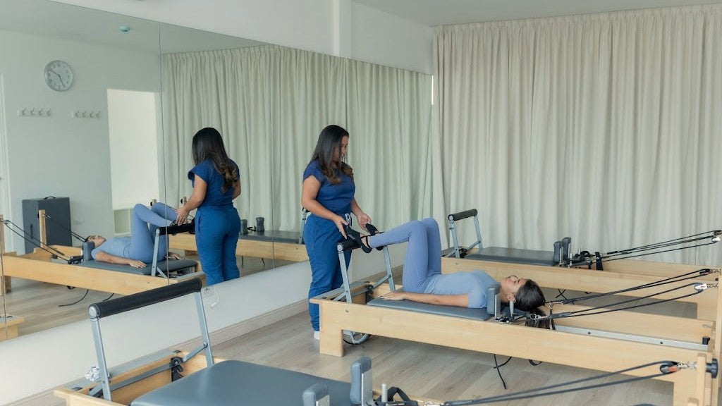 sesión de The Pilates Studio para aliviar el dolor y cuidar las articulaciones en Panamá.