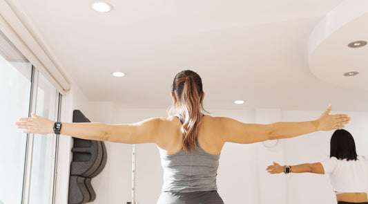 Alumna trabajando la apertura torácica y la postura en una sesión de Pilates en The Pilates Studio Panamá
